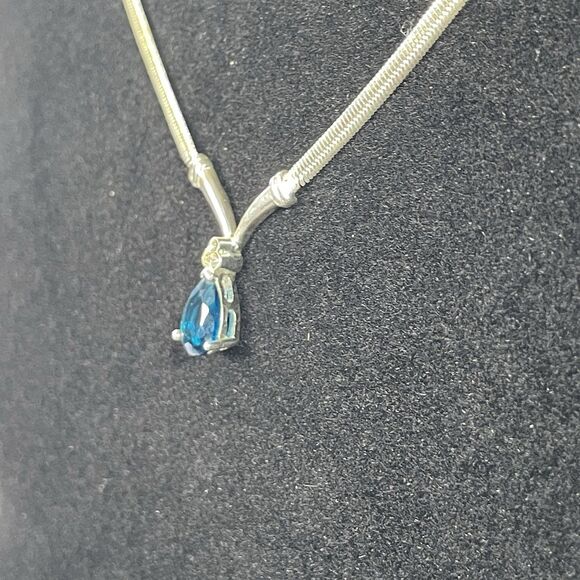 Signed Avon 2003 Faceted Pear Shaped Faux Glass Sapphire Silver Tone Necklace - Picture 8 of 16